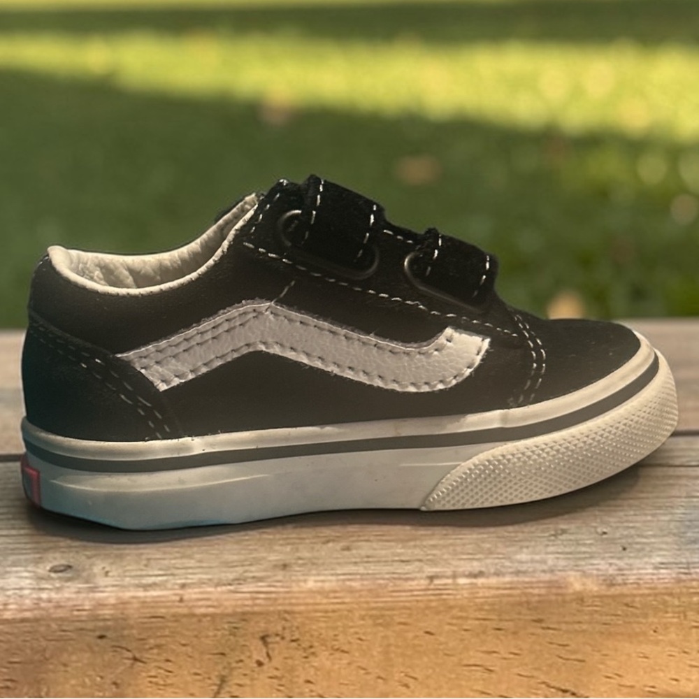 Vans Kids Black and White Old Skool V Sneakers size 4.5